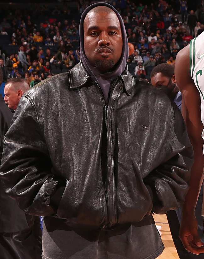 Kanye West posa en un partido de baloncesto