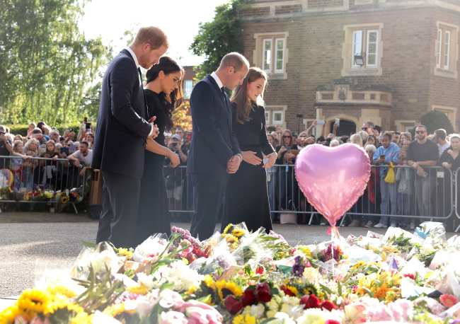 Los Fab Four se reunieron el sabado para ver tributos florales fuera del Castillo de Windsor