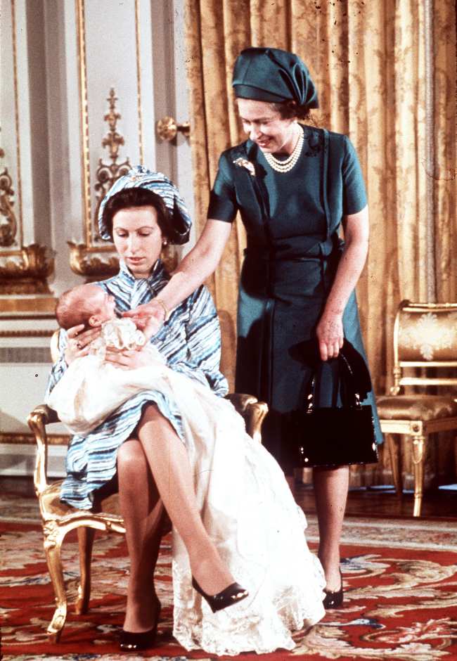 La princesa Ana convirtio a la reina en abuela cuando dio a luz a Peter Phillips