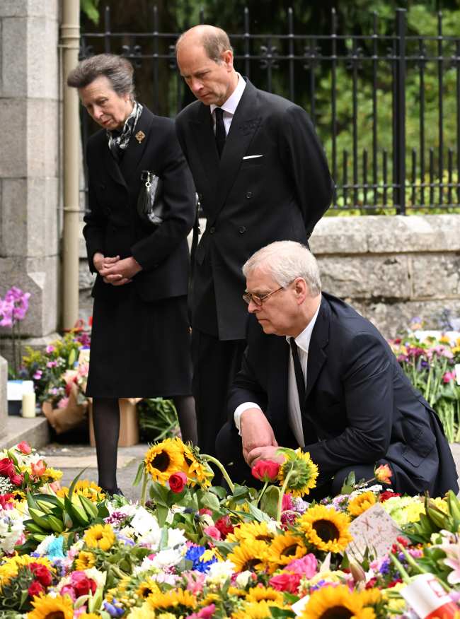 Anne se unio a sus hermanos para admirar los tributos florales dejados para la Reina