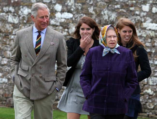 Beatrice y Eugenie vistas aqui con la reina y el rey Carlos en 2010 tenian una relacion cercana con su abuela