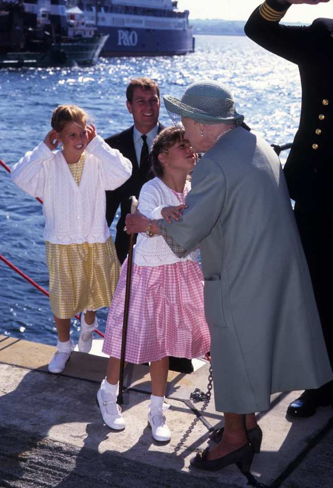 Beatrice y Eugenie vistas aqui con papa el Principe Andrew y la Reina en 1990 crecieron alrededor del monarca