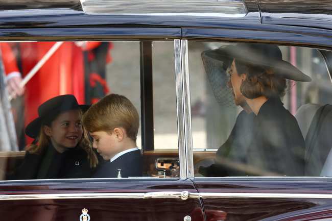 La Princesa Charlotte y el Principe George cabalgaron con la Princesa de Gales y la Reina Consorte durante los eventos de hoy