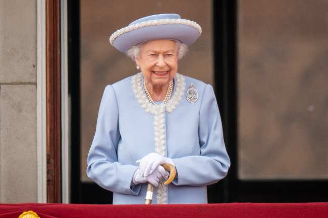 La reina Isabel II sintio que Meghan y Thomas Markle deberian haber reparado su relacion