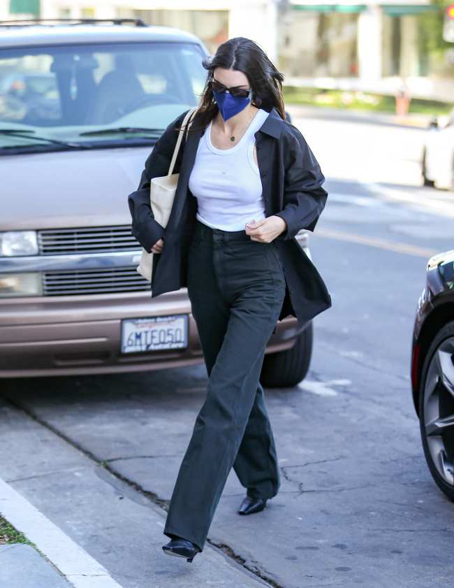 A Kendall Jenner tambien le encanta mezclar prendas de disenador con sus camisetas sin mangas economicas
