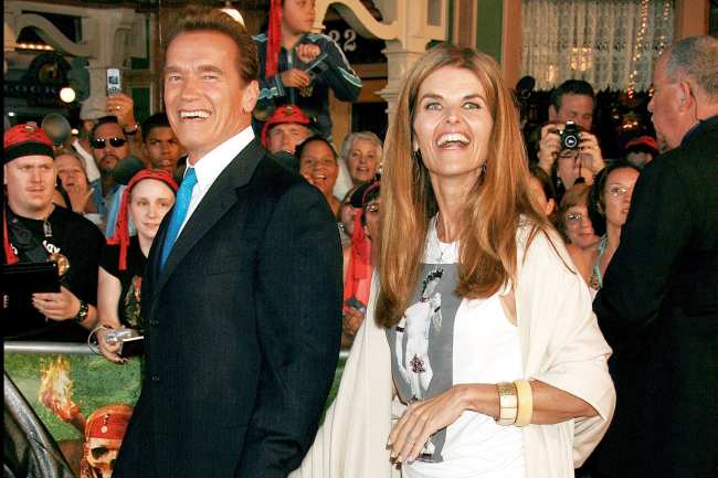 Wenner escribe sobre Arnold Schwarzenegger tratando en broma a su entonces esposa Maria Shriver como a un perro para hacer reir a Bruce Springsteen