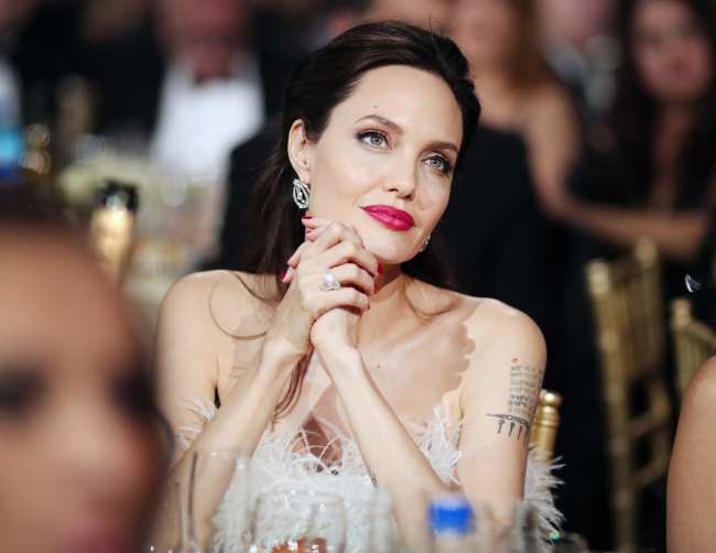 Wenner escribe que fue la propia Angelina Jolie quien alerto a los paparazzi sobre la primera oportunidad de fotografiarla a ella y a su nuevo amor Brad Pitt cuando aun estaba casado con Jennifer Aniston