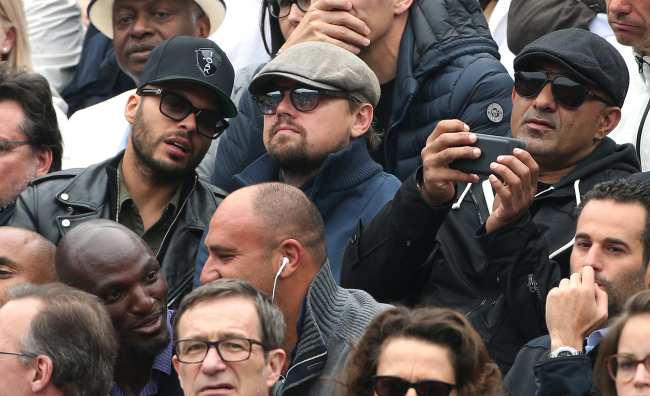 DiCaprio ha asistido a varias fiestas organizadas por Akiva incluida una fiesta en el atico la semana pasada con Gigi Hadid