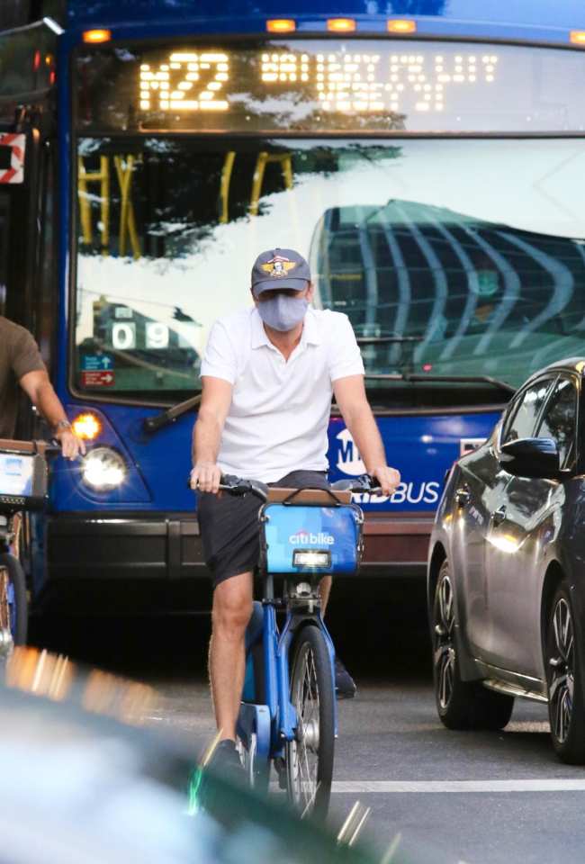 EXCLUSIVO Leonardo DiCaprio intenta mantener un perfil bajo en un paseo en bicicleta en medio de informes de que esta saliendo con Gigi Hadid