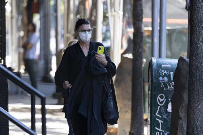 Linda Evangelista el 3 de octubre de 2021 un mes despues de su cirugia fallida