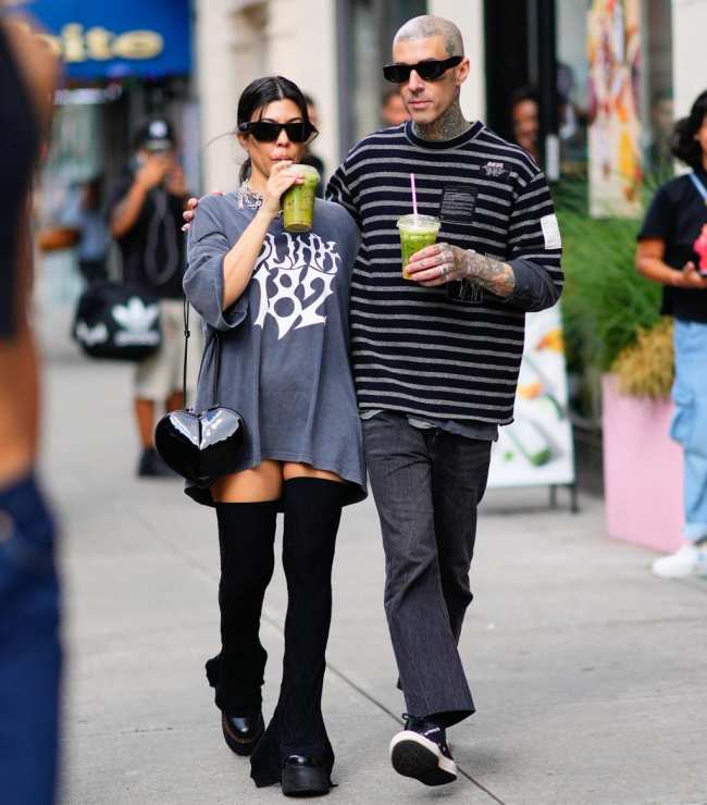EXCLUSIVO Kourtney Kardashian y Travis Barker salen al Soho de Nueva York