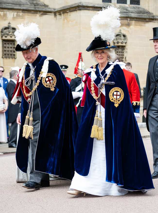 Los hijos de Camilla estaban en el Castillo de Windsor junto con sus propios hijos en junio de 2022 para ver a Camilla ser instalada como dama real de la Orden de la Jarretera