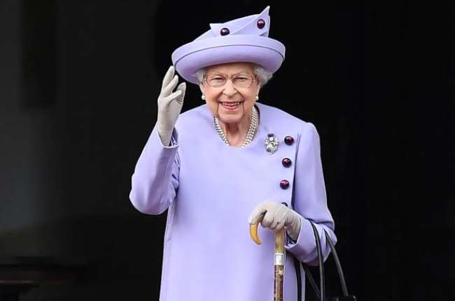La reina Isabel II saludando