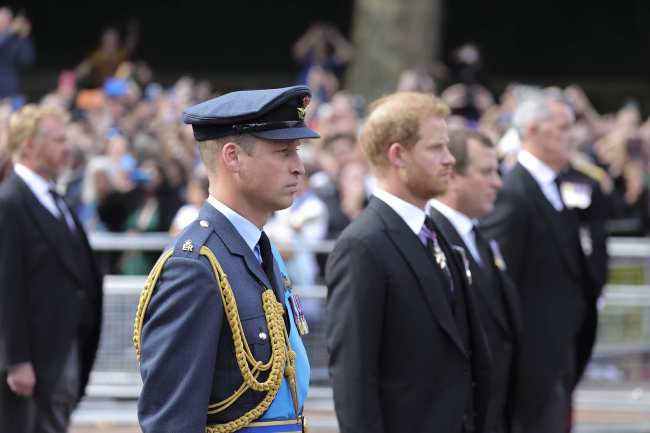 El principe William y el principe Harry caminaron uno al lado del otro cuando el ataud de la reina Isabel II fue llevado a Westminster Hall el miercoles
