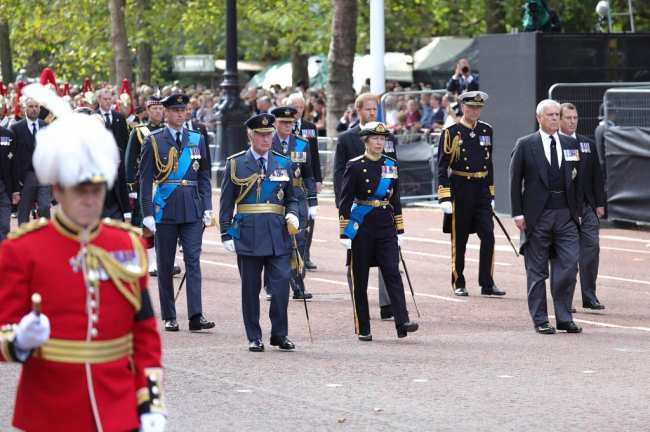 El ataud que transportaba a la reina Isabel II es trasladado del Palacio de Buckingham al Palacio de Westminster