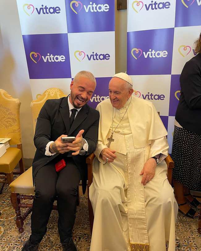 J Balvin y el Papa Francisco posan para selfies en el Vaticano