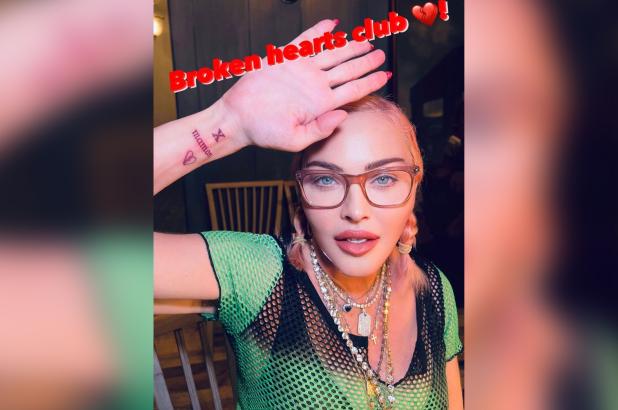 Madonna mostrando su tatuaje