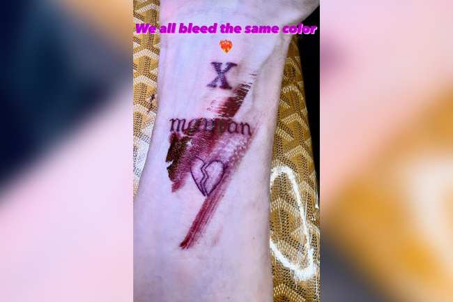 Madonna llevo su siguiente publicacion a un nuevo nivel lanzando lo que parece ser sangre sobre el tatuaje