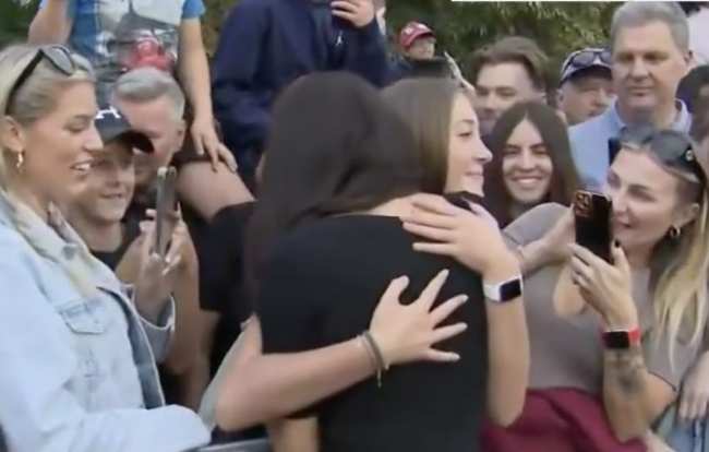 Se vio a Meghan Markle abrazando calidamente a una adolescente mientras saludaba a los dolientes afuera del Castillo de Windsor el sabado
