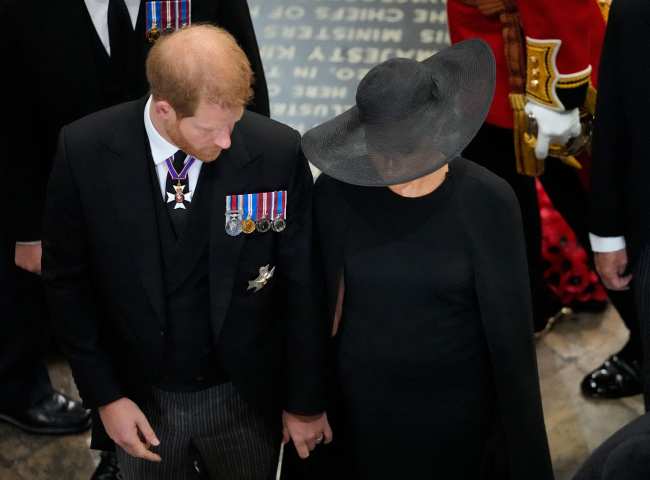 La pareja se toco brevemente las manos mientras salian de la Abadia de Westminster
