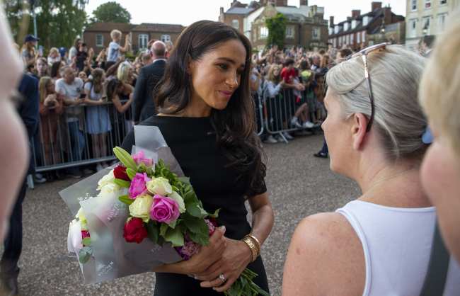 Markle llevo flores para colocarlas en honor a la Reina pero tuvo un encuentro incomodo con sus ayudantes despues de que ella se nego a entregarselas