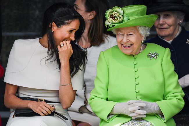 La Reina le entrego a Markle las perlas antes de la primera salida en solitario de la pareja en Cheshire en 2018