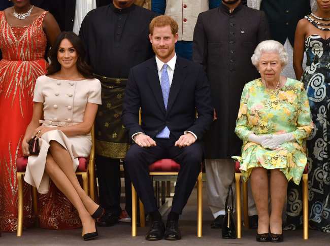 Markle fotografiada aqui con Harry y la Reina en 2018 fue vista publicamente por ultima vez en el Reino Unido para el Jubileo de Platino