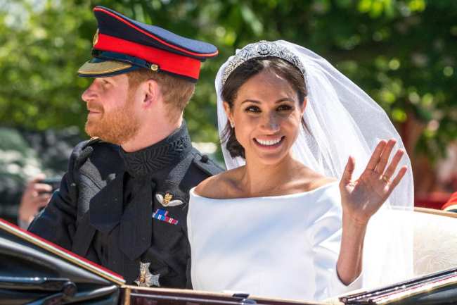 19 de mayo de 2018  TRH El duque y la duquesa de Sussex participan en su primer paseo en carruaje conjunto por Windsor inmediatamente despues de su boda real en el castillo de Windsor La ruta termino a lo largo de The Long Walk donde la multitud vitoreo en voz alta a la pareja de recien casados o