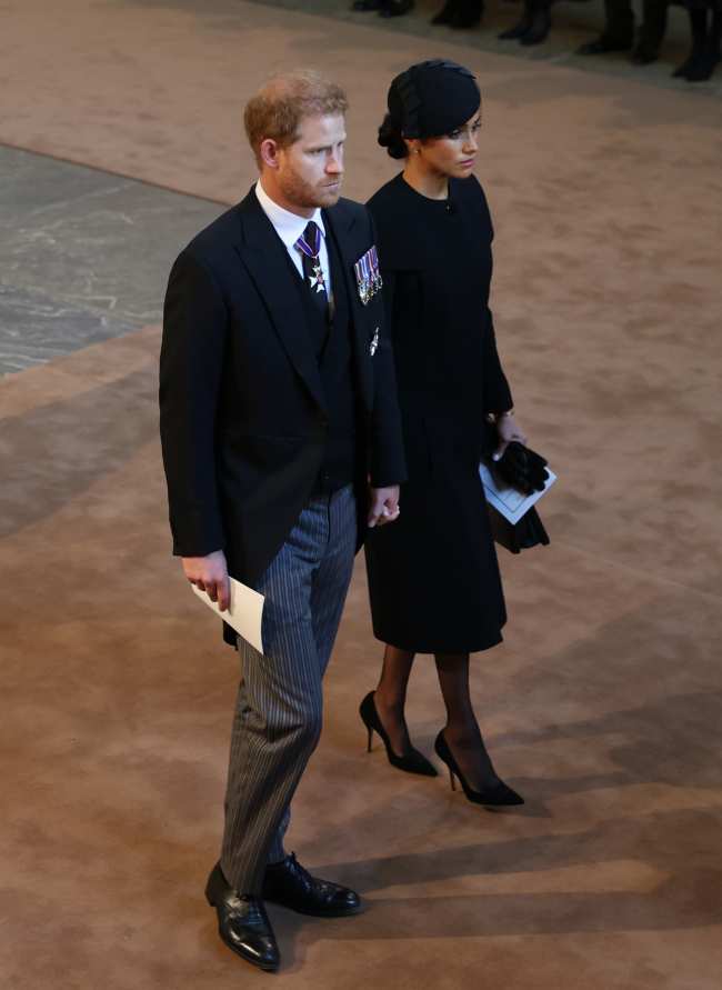 El principe Harry y Meghan Markle caminaron detras del principe George y la princesa Charlotte en el funeral de la reina Isabel II