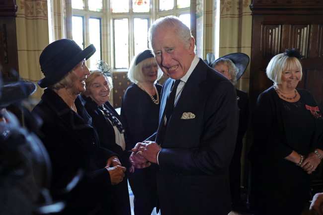 El rey Carlos le paso el titulo de Principe de Gales al principe Guillermo