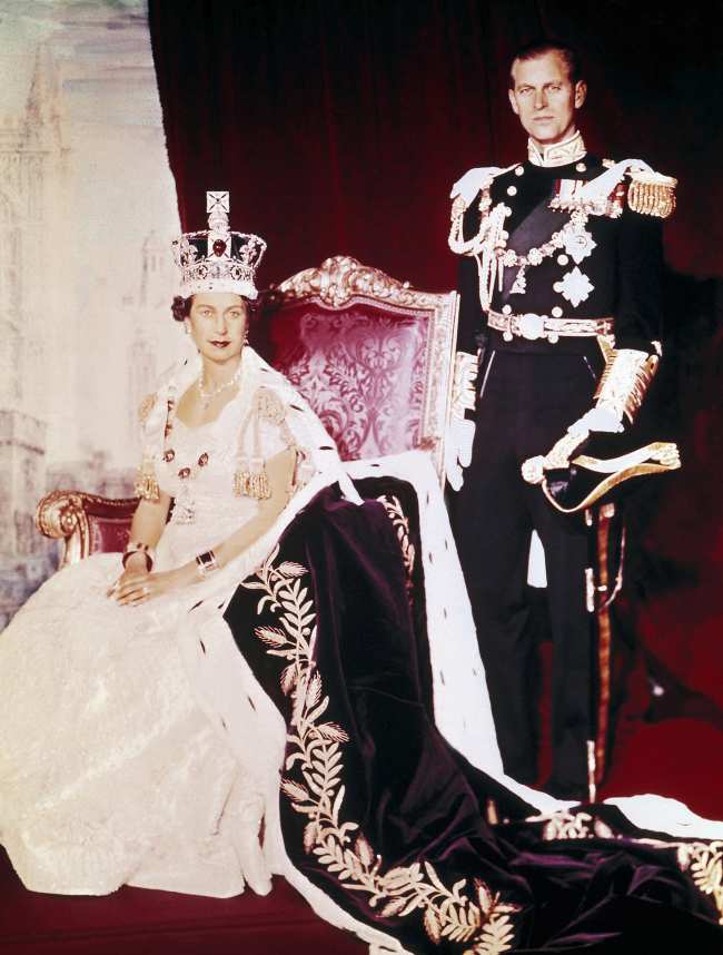 La coronacion de la Reina tuvo lugar el 2 de junio de 1953 despues de la muerte de su padre Jorge VI