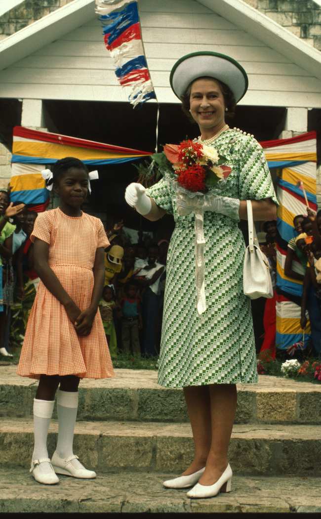 La monarca vista aqui en 1977 en Antigua y Barbuda llevo a cabo cientos de compromisos cada ano durante su reinado
