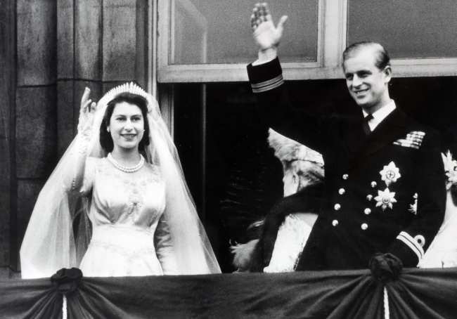 La pareja saludo a los espectadores desde el balcon del Palacio de Buckingham el dia de su boda