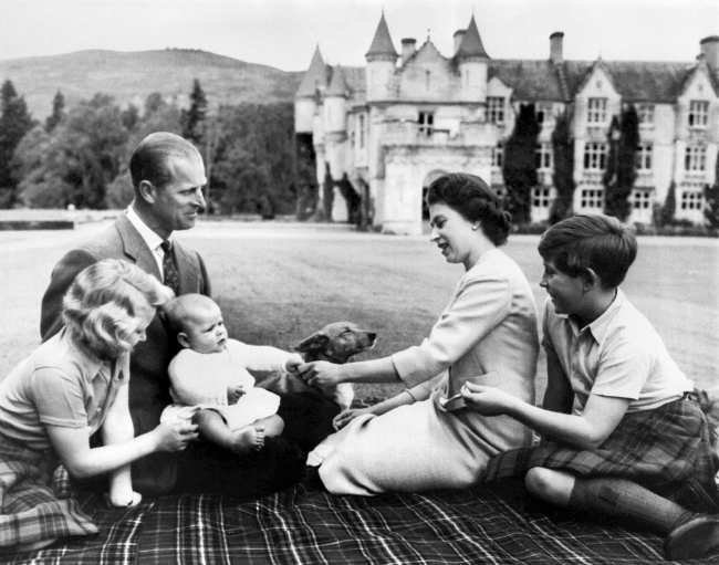 La pareja tuvo cuatro hijos Carlos derecha la princesa Ana izquierda el principe Andres centro y el principe Eduardo no en la foto
