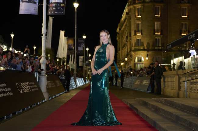 Olivia Wilde estuvo a punto de tener un momento desastroso caminando por la alfombra roja durante el Festival Internacional de Cine de San Sebastian en el Teatro Victoria Eugenia