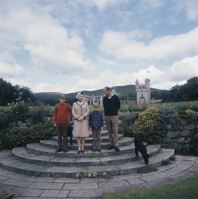 El rey Carlos Camilla Parker Bowles el principe Guillermo y el principe Harry viajaron a Balmoral para ver a la reina