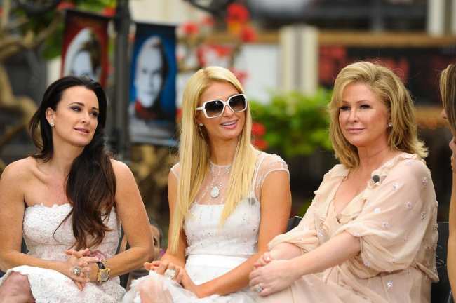 Desfile de moda de Kathy y Paris Hilton en Extra