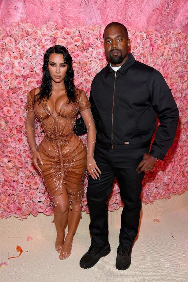 Kim Kardashian y Kanye West usando Dickies parecian mas unidos que nunca en la Met Gala de 2019 pero luego se revelo que el rapero desaprobaba el atuendo de su entonces esposa