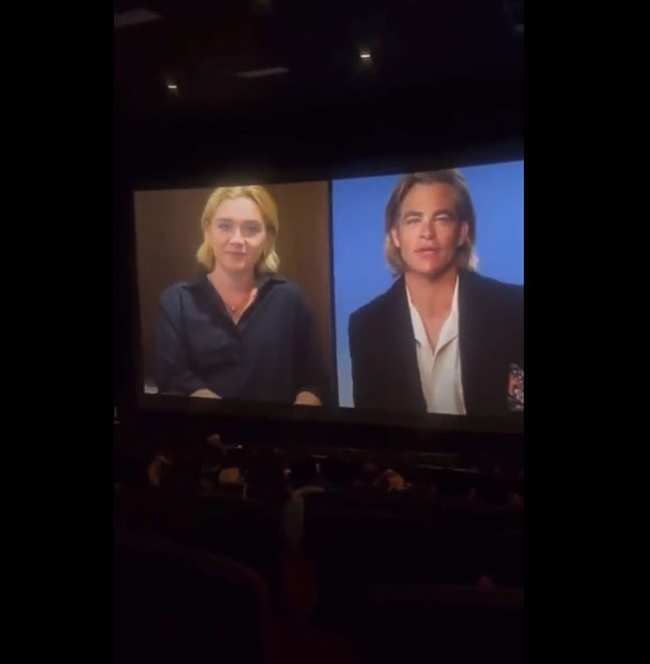 Florence Pugh y Chris Pine hablando en una pantalla de cine