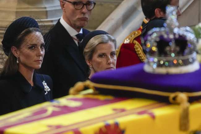 Las mujeres miembros de la familia real probablemente luciran sombreros con velo para el funeral del lunes por la reina Isabel II