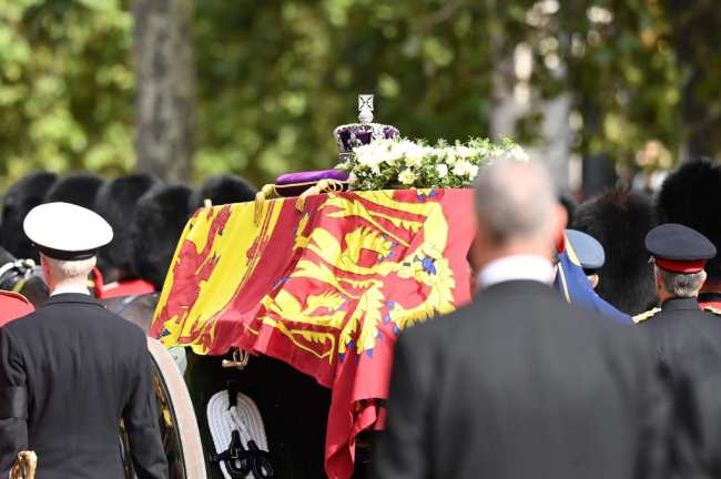 El ataud que transportaba a la reina Isabel II es trasladado del Palacio de Buckingham al Palacio de Westminster