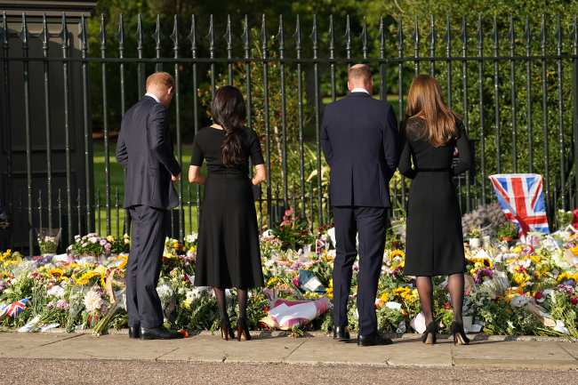 Los Sussex y Gales se detuvieron para mirar los tributos florales a la Reina colocados frente al Castillo de Windsor el sabado pasado