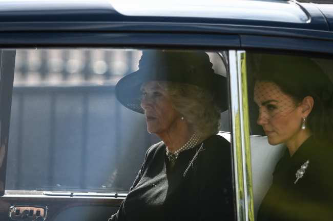 La reina consorte Camilla y Kate Middleton llegaron en un automovil separado de Meghan Markle en la procesion del ataud de la reina Isabel II desde el Palacio de Buckingham hasta Westminster Hall