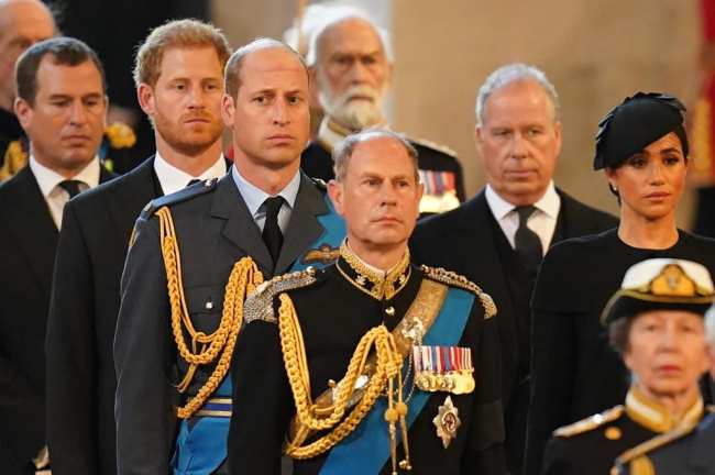 El ataud que transportaba a la reina Isabel II es trasladado del Palacio de Buckingham al Palacio de Westminster