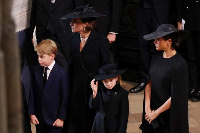 Meghan Markle y Kate Middleton con sus hijos el Principe George y la Princesa Charlotte esperaban en la Abadia de Westminster
