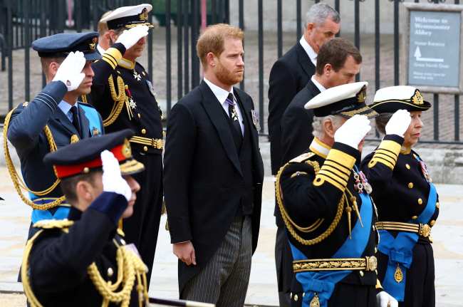 A pesar de usar un uniforme militar para el funeral de su abuela el duque de Sussex lucio un traje de manana en el funeral de hoy