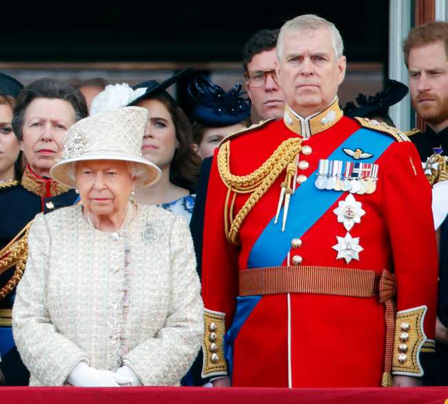 El Principe Andrew caido en desgracia podra usar su uniforme militar mientras vela por la Reina el lunes