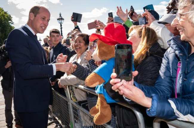 El Principe William Principe de Gales se reune con miembros del publico en la cola a lo largo del South Bank cerca del Puente Lambeth mientras esperan para ver a la Reina Isabel II acostada antes de su funeral el lunes 17 de septiembre de 2022 en Londres Reino Unido