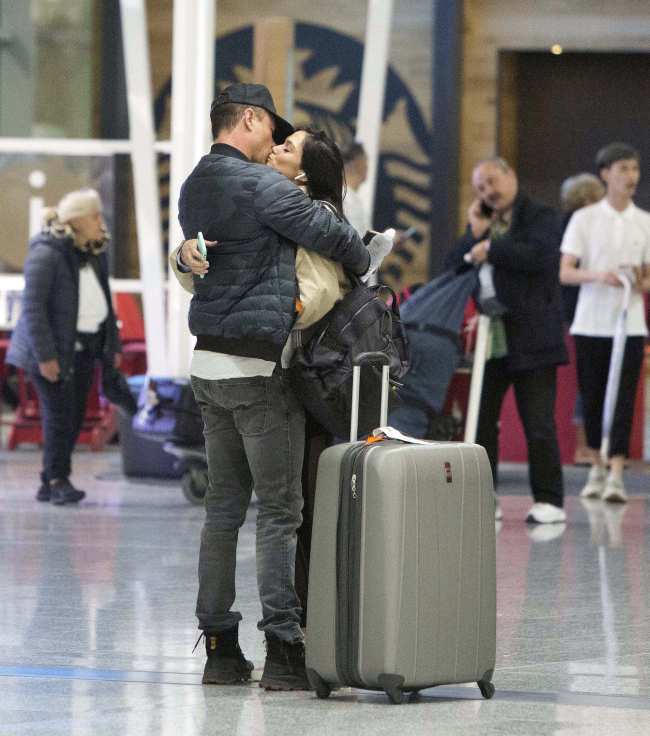 Duhamel y Mari compartieron un beso en un aeropuerto de Toronto en octubre de 2019
