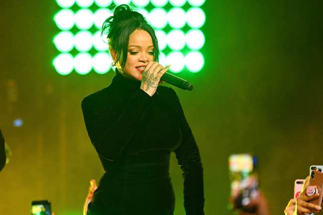 Rihanna aparentemente confirmo que encabezara el espectaculo de medio tiempo del Super Bowl LVI en Glendale Arizona en febrero de 2023